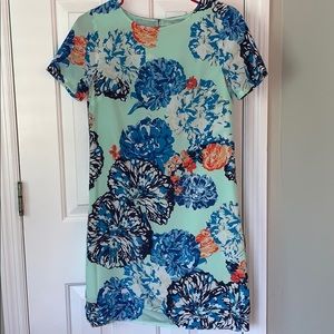 Floral shift dress with short sleeves